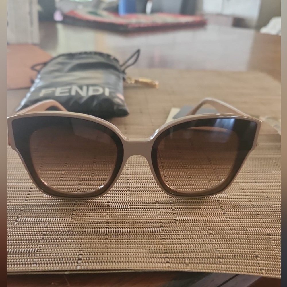 Fendi First
Beige acetate sunglasses brand new